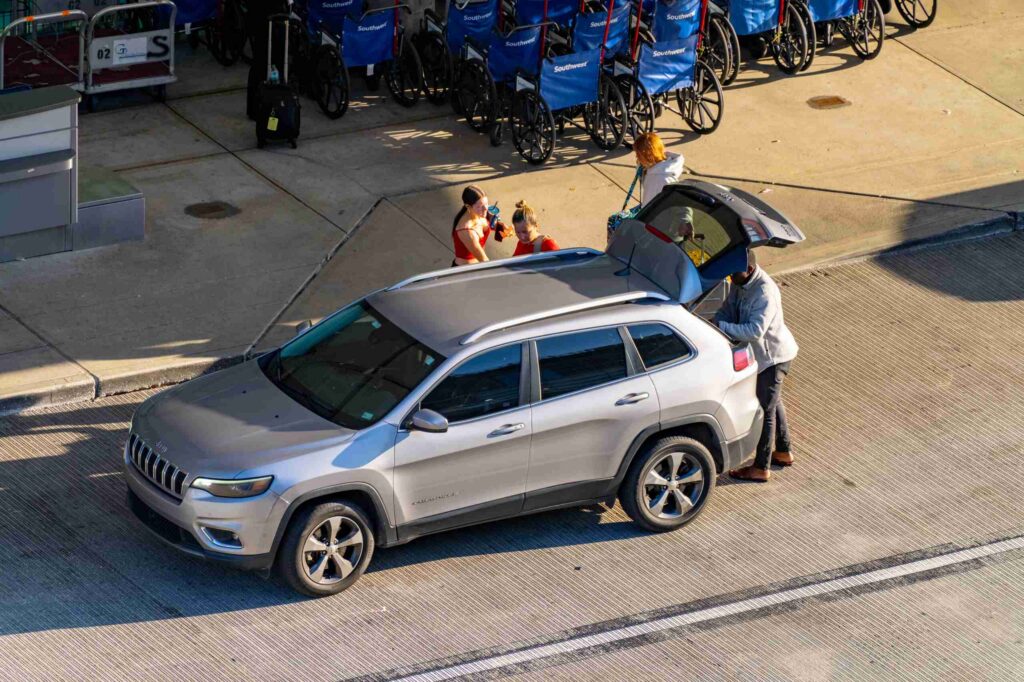 Pasajeros cargando equipaje en un vehículo de transporte relacionándolo con accidentes de Uber y Lyft en Pembroke Pines y sus derechos como pasajero o peatón.