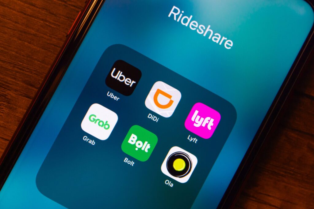 Una pantalla de teléfono mostrando aplicaciones de transporte privado ilustrando accidentes de Uber y Lyft en Pembroke Pines y sus derechos como pasajero o peatón.
